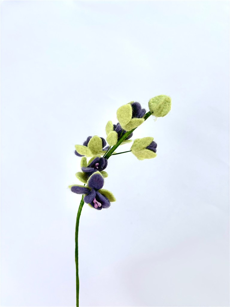 Apró, lila frézia filc virág dekorációkhoz kis bimbókkal.