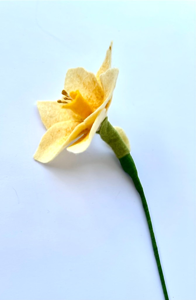 Egy szál nárcisz filc virág dekorációkhoz. 