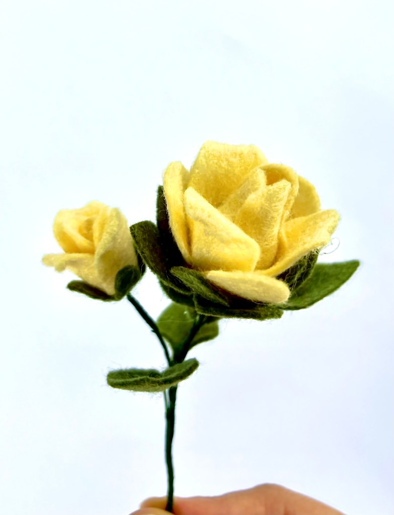 Kis rózsa filcvirág dekorációkhoz