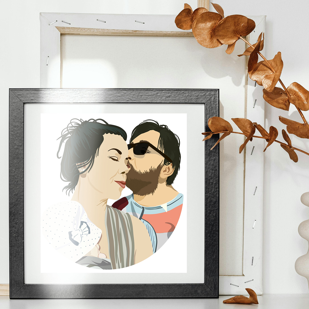 Színes illusztráció kör alakban, ahol édesanya hordozza a napsapkában, ujjszopizva alvó babáját, miközben férje oldalról vigyázón átöleli és homlokon csókolja feleségét. Az édesanya szeretettel fordul férje felé, arcán békés mosollyal.